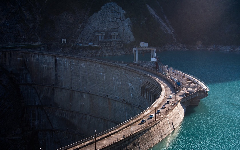 How does a hydroelectric power plant work?